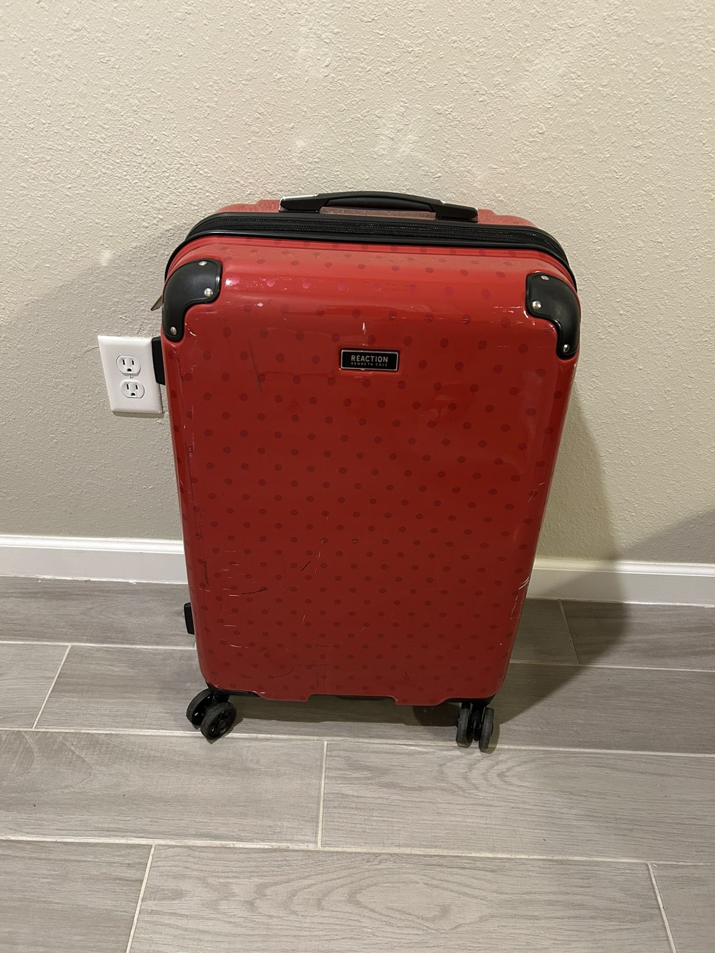 28" Kenneth Cole HardShell SuitCase Luggage