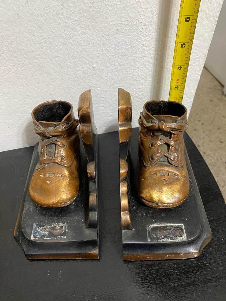Adorno Porta Libros Antiguo Botas Niño Bronce Antiguos