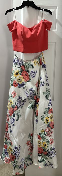 Junior’s Prom Dress Size 8/10  2 Piece Coral And Floral Floor Length 