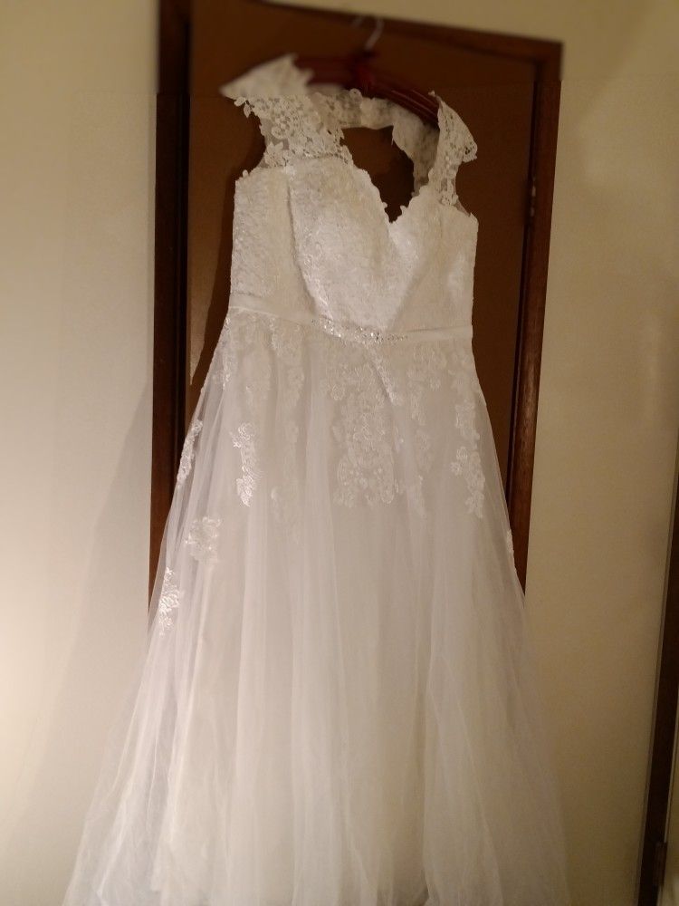 Beautiful Wedding Gown, Size 18, Sleeveless