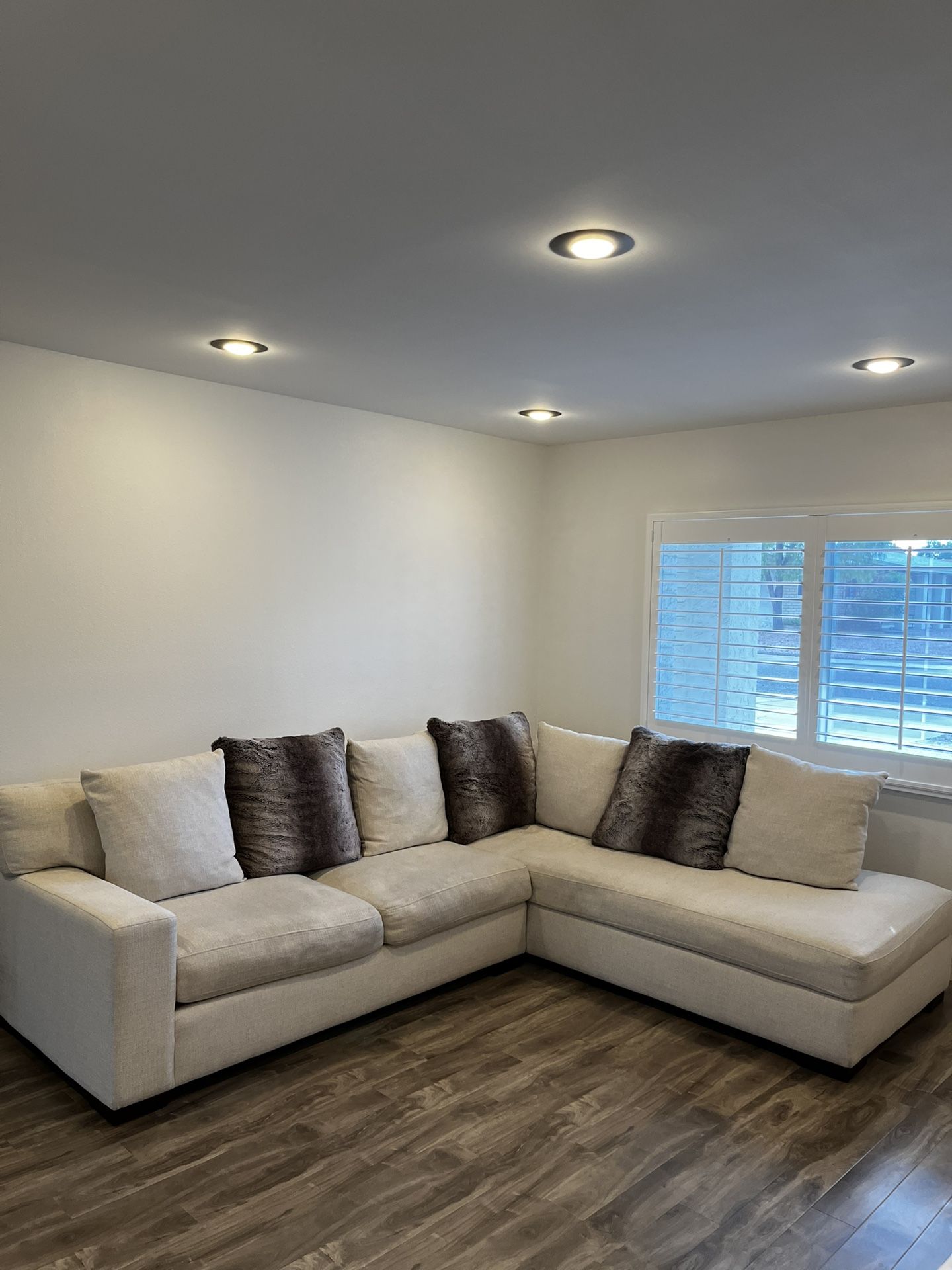 Z Gallerie Couch/Sofa