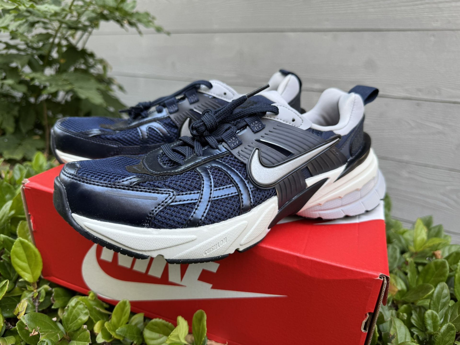 Nike V2K Run Brand New Men 8/ Women 9.5