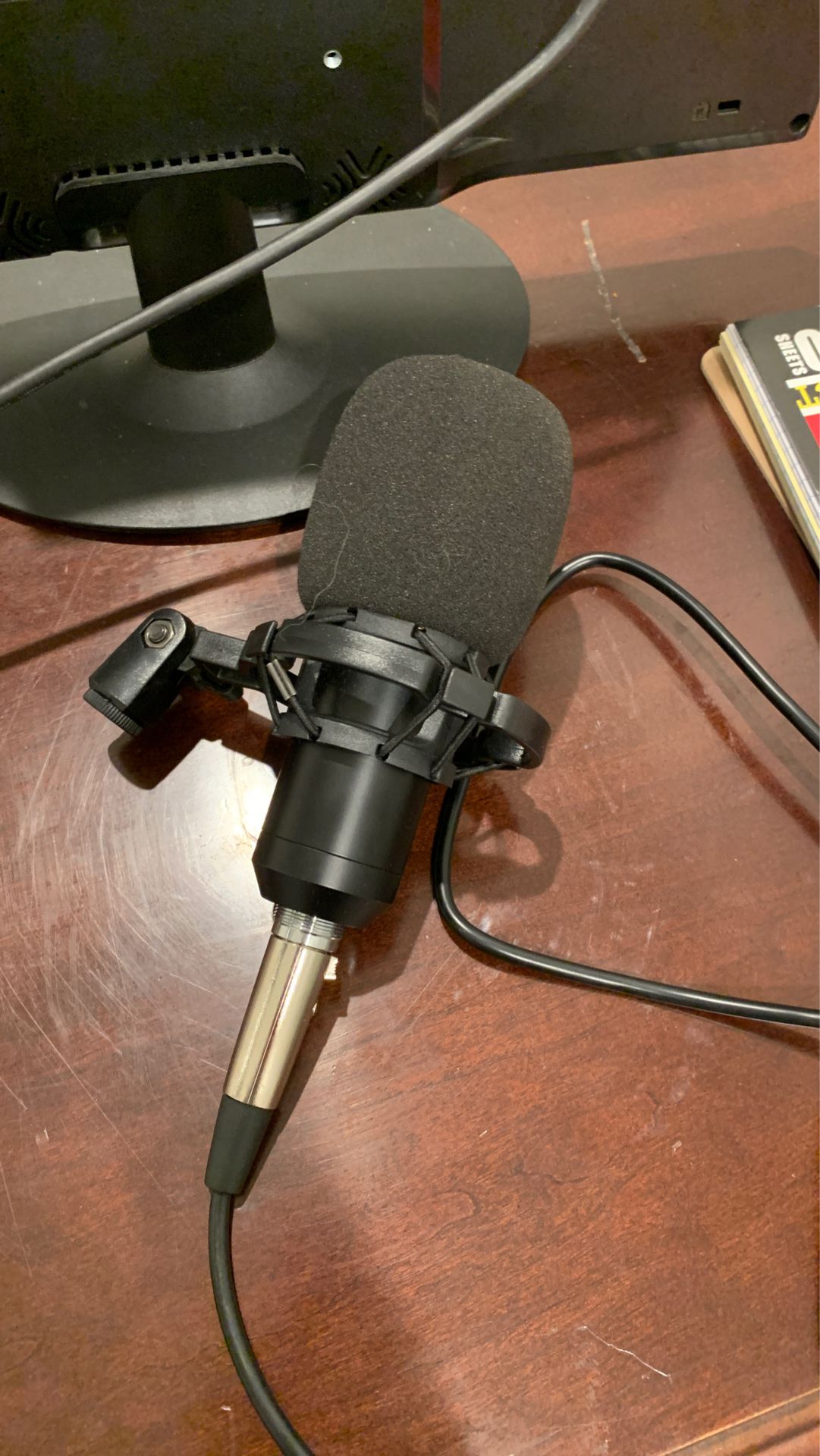 Microphone with popfilter, good sound quality, noise cancelling