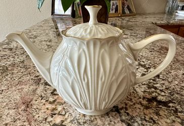 Vintage Lenox Large Cottage Teapot with Lid, Embossed Leaf Pattern, Porcelain China 24K Gold Rim never used 