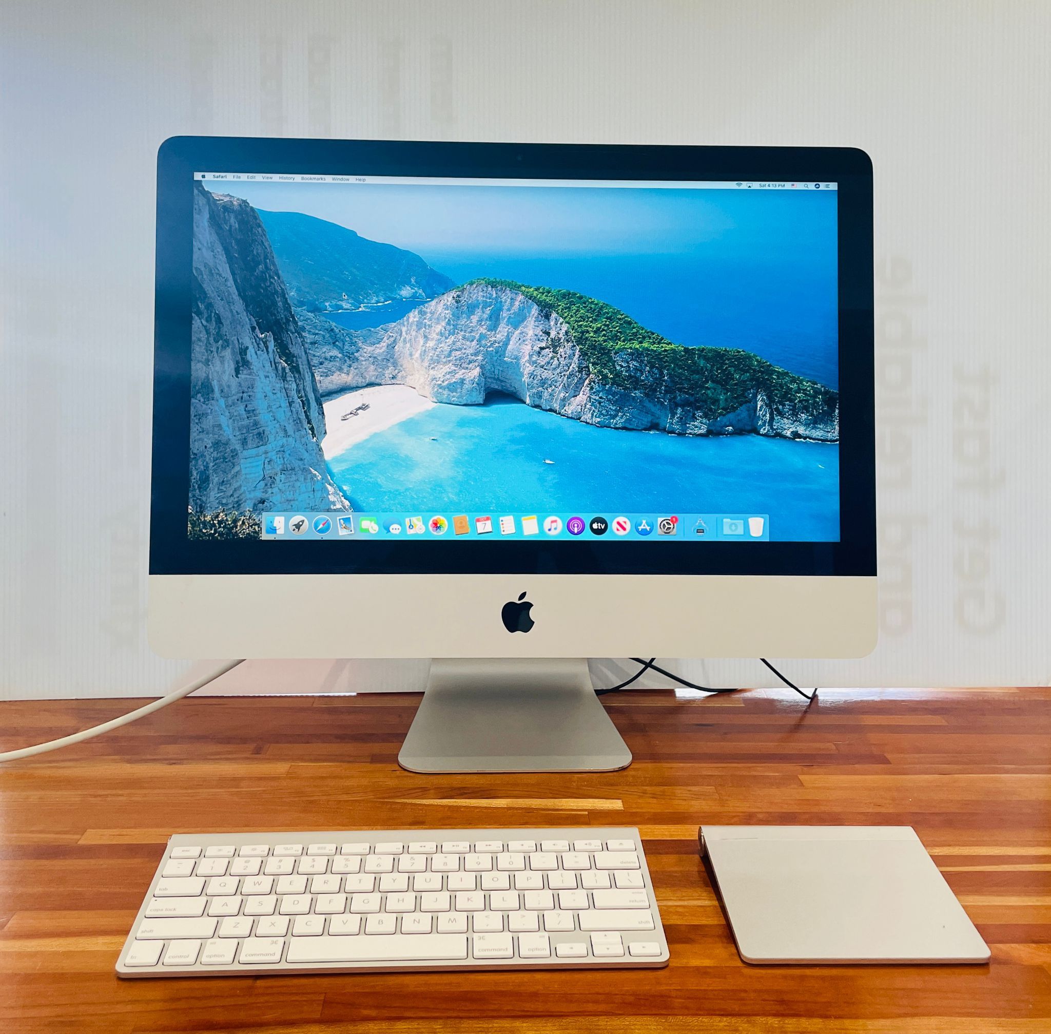 Apple iMac 21.5” 2013 i5 8GB Upgraded to 500GB SSD OS Catalina Wireless keyboard//Trackpad