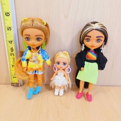 3 Barbie Extra Mini Dolls