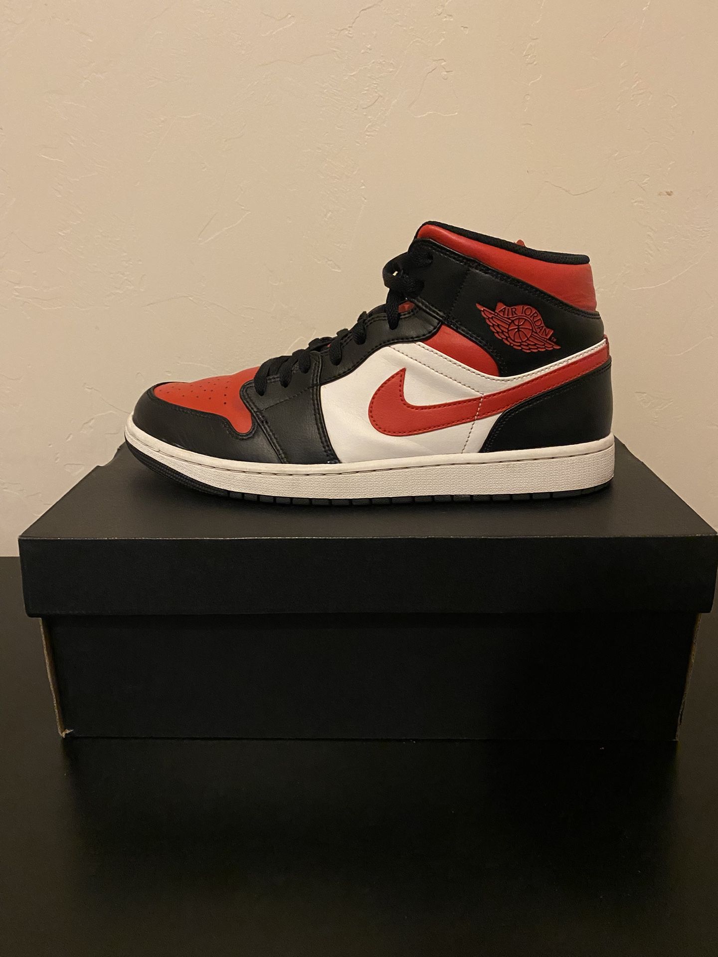 FOR TRADE: Jordan 1 Mids (Size 12)