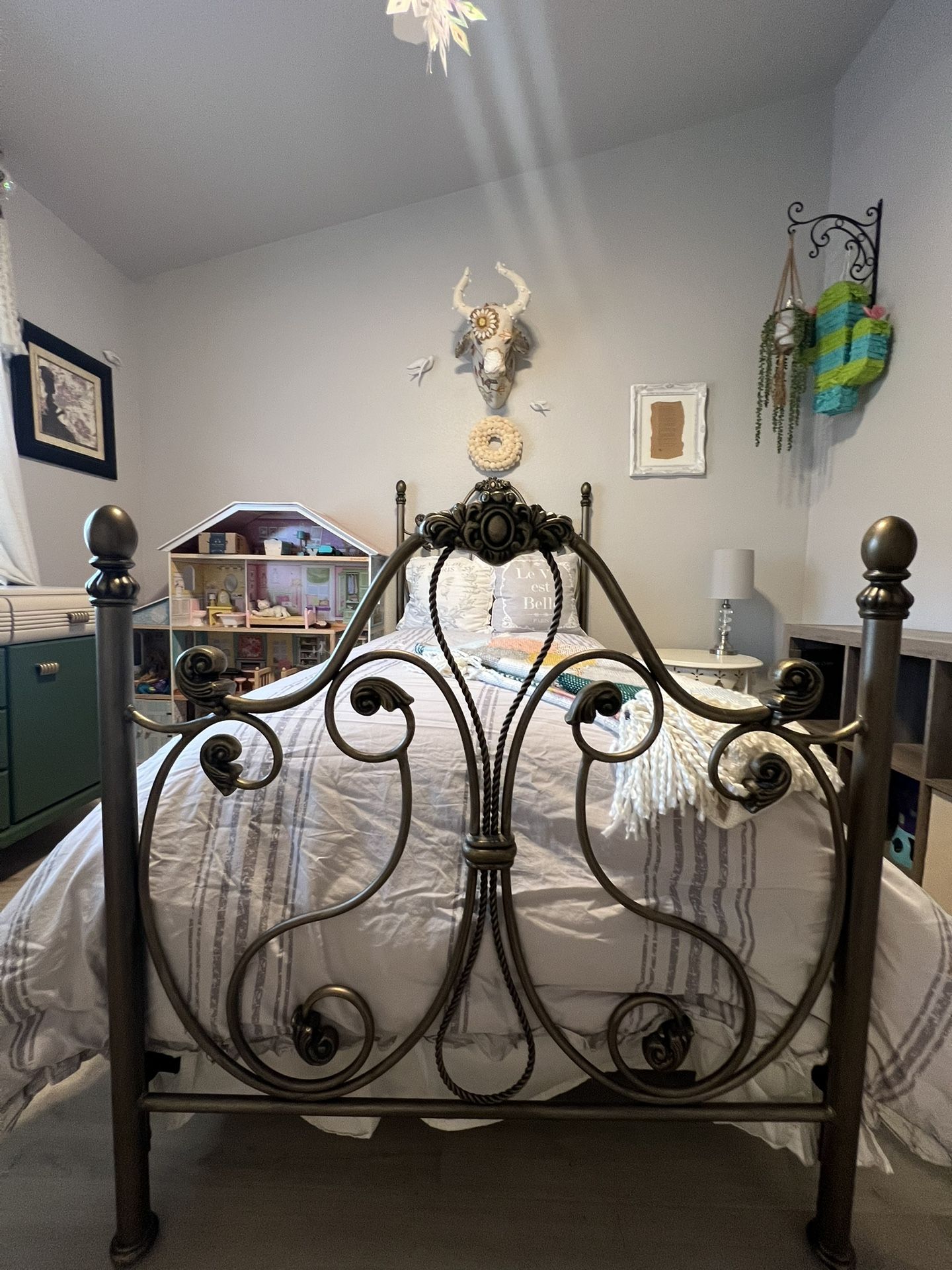 Beautiful Bronze Iron Twin Bed/ Tatum Ranch