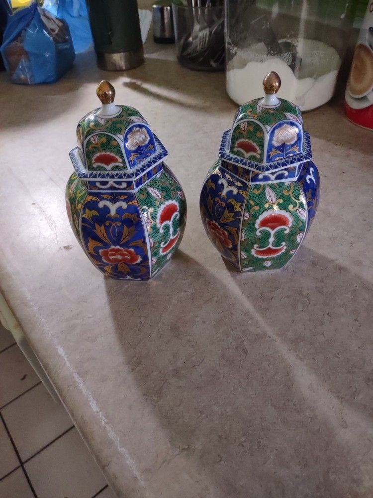 Two Small Vacees
