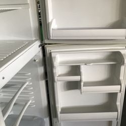 Whirlpool Top Freezer Refrigerator in White 