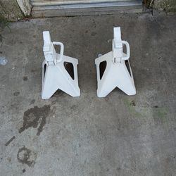 Jack stands hold up to three times