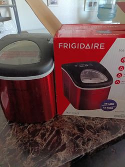 Frigidaire 26lb Countertop Ice Maker