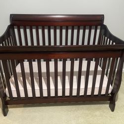 Great condition Convertible Crib + Mattress +Changing Table