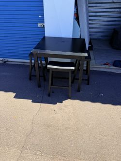 Table with 3 benches, perfect for a small space.