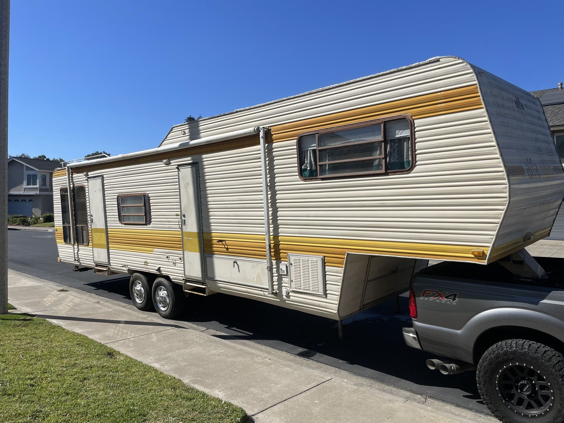 1983 Alfa Gold 36’ 5th Wheel Travel Trailer