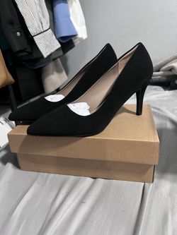 Black pumps, 6.5