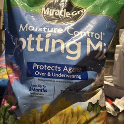 Miracle-Gro® Moisture Control® Potting Mix 8 Quarts