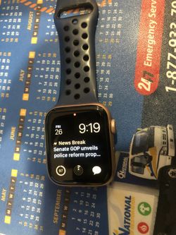 Series 4 (44mm)(cellar +gps) rose gold comes with original box