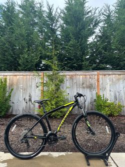 Specialized Hardrock Disc 27.5” Mountain Bike – Medium