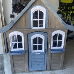 KidCraft Outdoor Playhouse  - excellent condition 