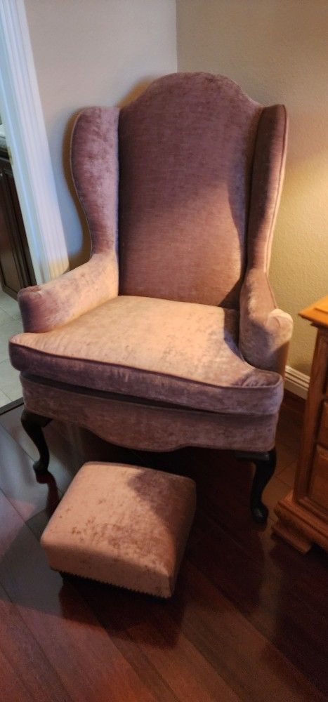 Like Brand New Wingback Chair and Small Matching Ottoman.  Perfect Condition!!!!

Located in a spare bedroom and never used.  From a smokefree home.  