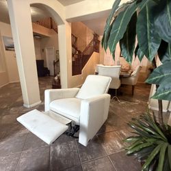 Reagan Power White Swivel Glider Recliner Chair In Excellent Condition 