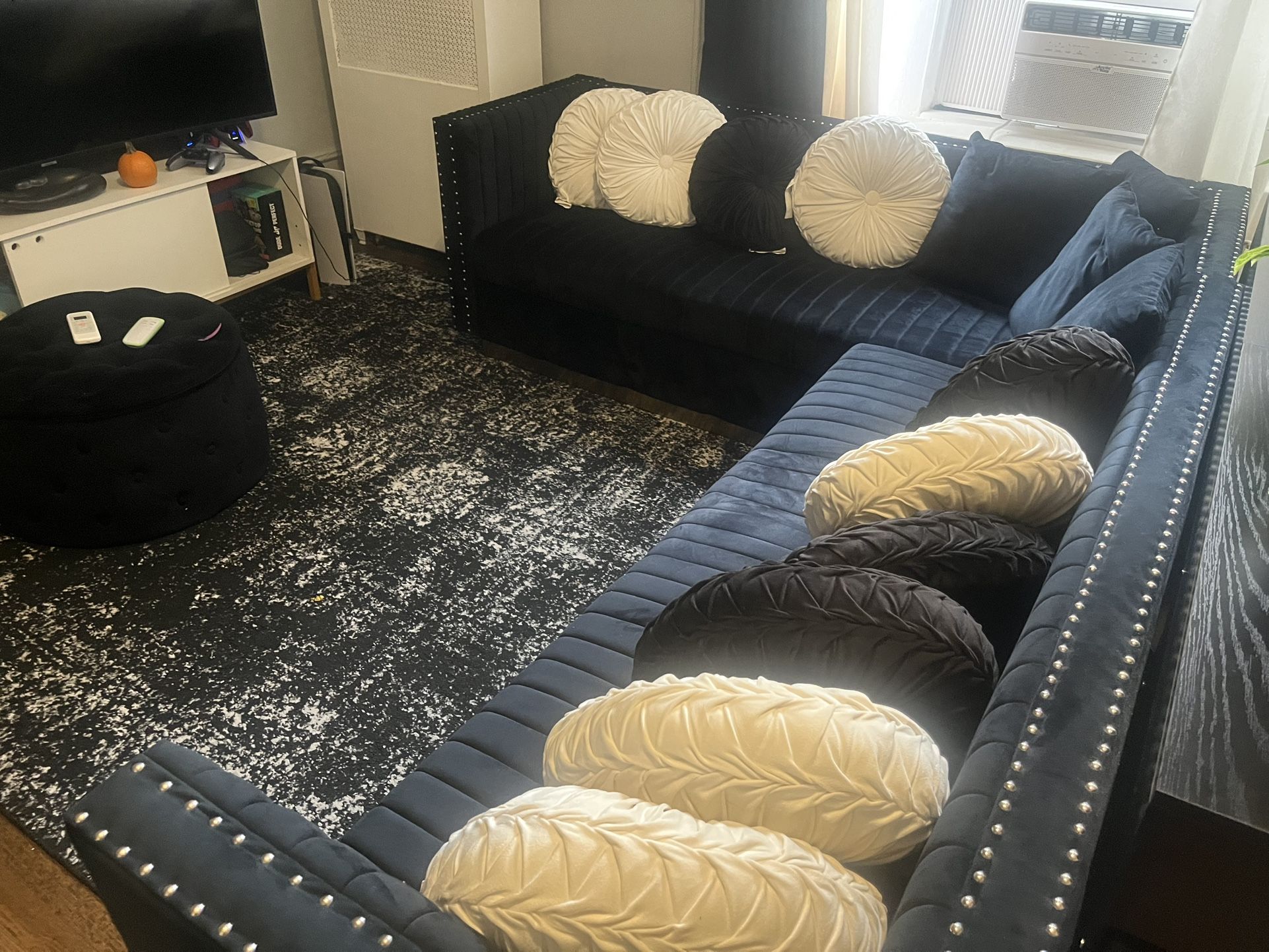 2PC contemporary Sectional. In great condition - no rips, no flaws, no holes! Circle pillows are additional fee and ottoman is an additional fee.