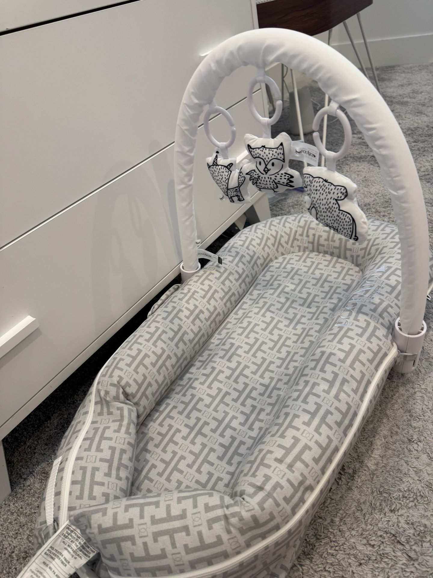 Dockatot Deluxe + Toy Arch + Cover
