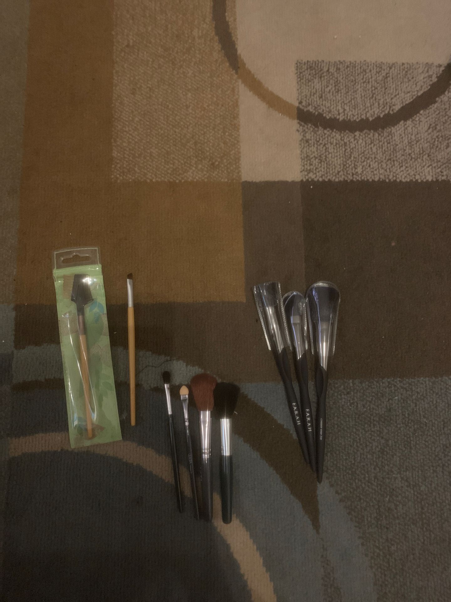 3 sets of makeup brushes