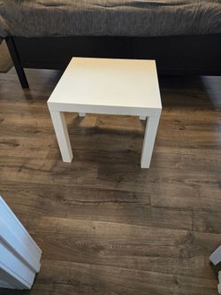 2 white coffee/side tables