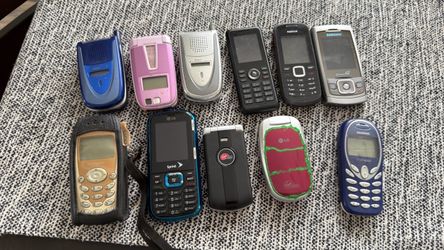 Lot of 10 Vintage Cell Phones