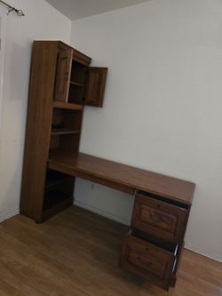 Desk in good condition PICK UP ONLY