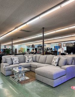 🔥Hot Deal🔥Brand New Name Brand Sectional Couch $2199, Financr available