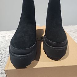 Uggs NEW new NEW BLACK SHORT LEATHER BOOTS  8 