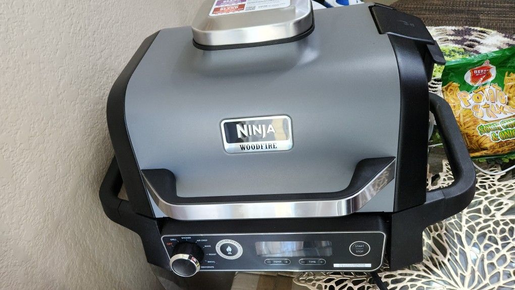 Ninja Woodfire Outdoor Grill & Smoker, 7-in-1 Master Grill, BBQ Smoker & Air Fryer

