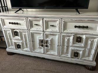 Distressed White 6-Drawer Dresser