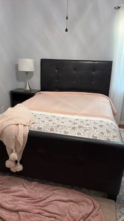 Queen Bedroom Set-Bed, Dresser, Mirror, Nightstand, Lamp
