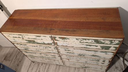Vintage dresser distressed solid wood 8 drawers vanity table Mid-Century farmhouse shabby chic reclaimed redwood ?