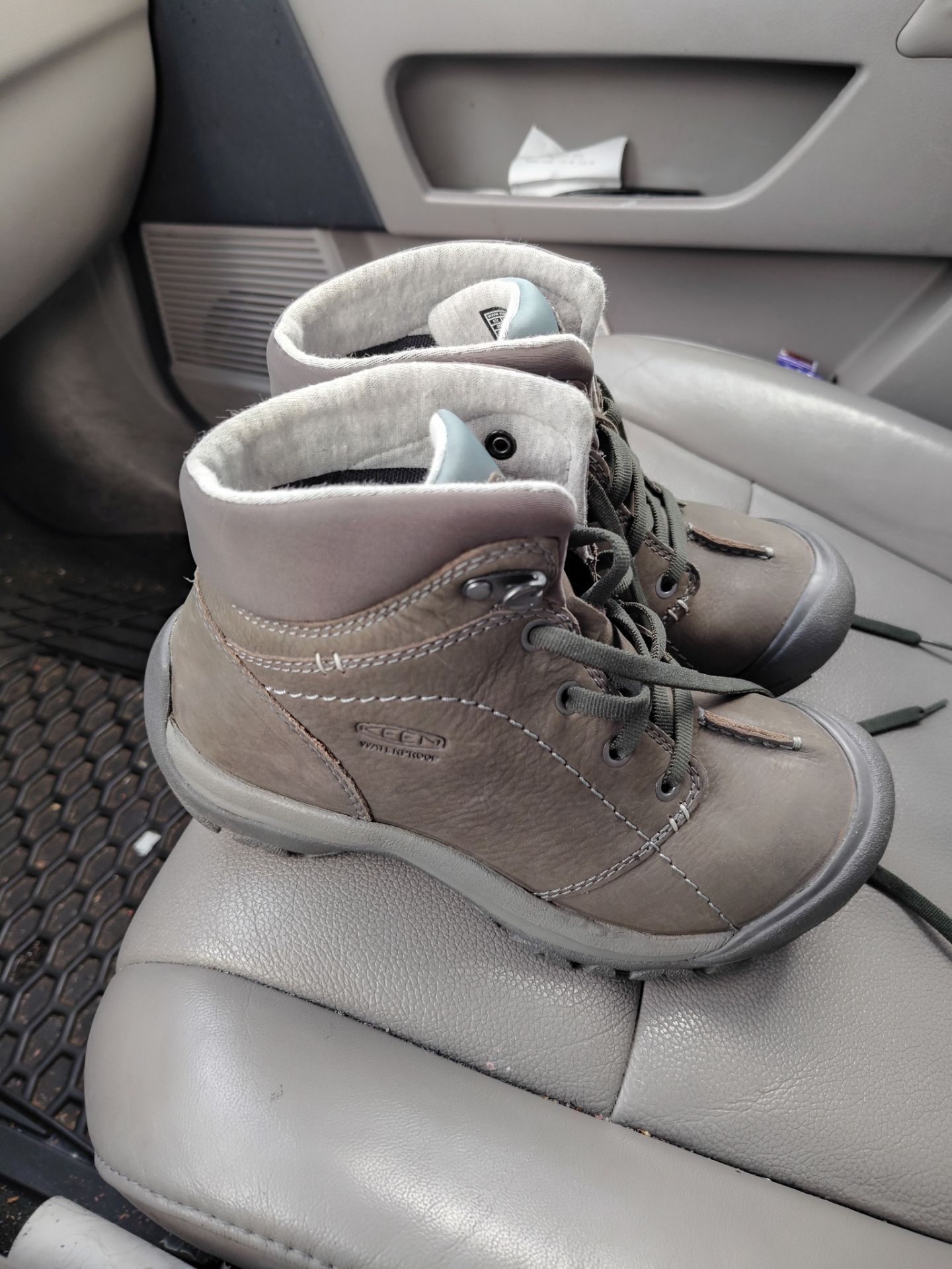 Keen kaci winter. Mid water proof size. 6.5