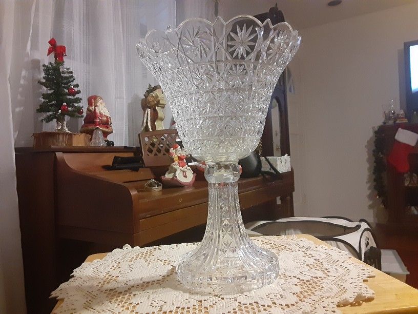 BEAUTIFUL CRYSTAL GLASS VASE  THIS IS large  14INCHES TALL AND 10INCHS WIDE AT TOP 