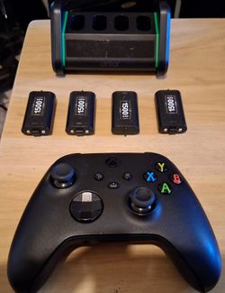 Xbox Series X Carbon Black controller and charger w/4 rechargeable batteries