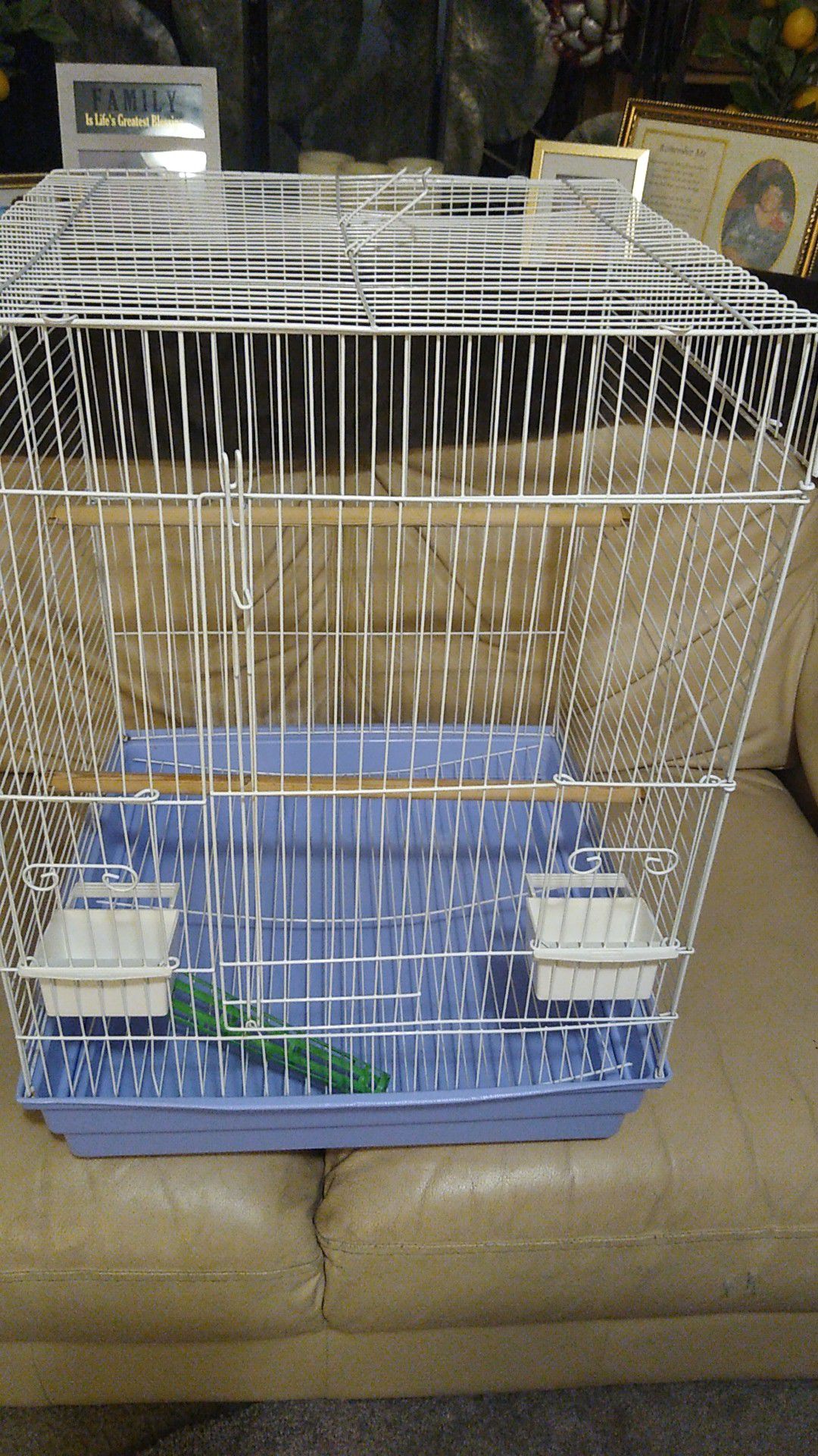 Bird cage w/2 feeders and Millet holder