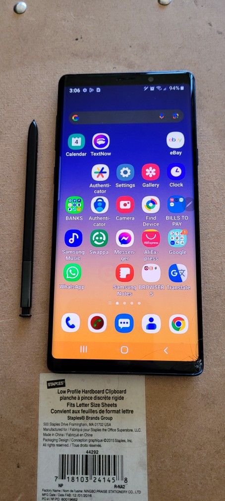 20) GALAXY NOTE 9. BLUE. 128GB HARD DRIVE AND 6GB RAM. HAS small CRACK ON BOTTOM RT CORNER OF SCREEN BUT EVERYTHING WORKS 100%. IVE BEEN USING THIS PH