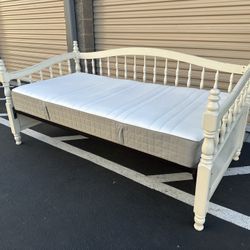 Twin size bed with mattress/cama tamaño individual con colchon