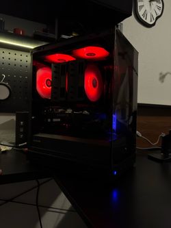 Gaming PC Setup – GTX 1660 / Ryzen 5 2600 + keyboard, mouse, microphone, stand, webcam.