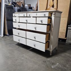 Dresser Vintage 