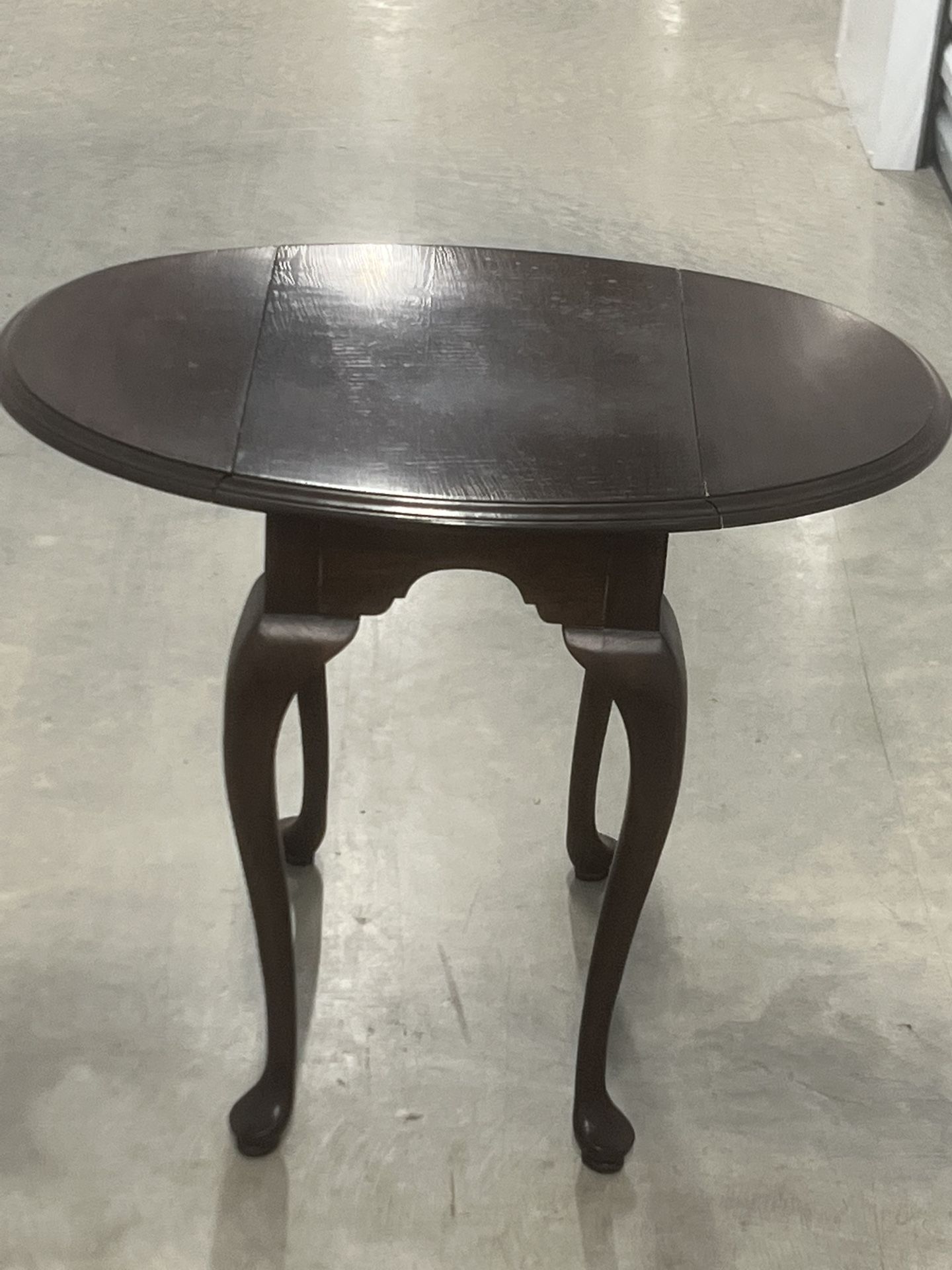 ETHAN ALLEN GEORGIAN COURT CHERRY QUEEN ANNE DROP LEAF END TABLE, 11-8013 This absolutely stunning and gorgeous piece is used in good condition with s