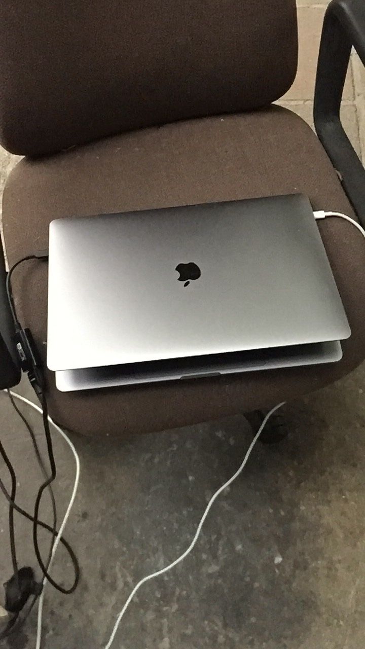 for Parts or replace Screen MacBook Pro 15” touchbar i7 Processor 256gb SSD 16gb ram Good battery no iCloud ( MacBook only no Monitor or charger )