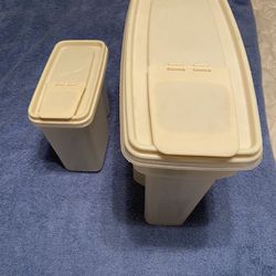 2 storage containers Rubbermaid