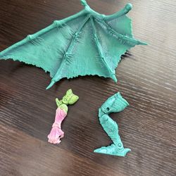 2006 Marvel Legends Annihilus build a figure: right arm, right wing, right leg